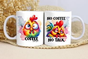 Zwei weiße Kaffeebecher mit lustigen Hühnerdesigns und humorvollen Texten: 'Coffee first' und 'No coffee, no talk', präsentiert auf natürlichem Hintergrund. Perfekt für Kaffeeliebhaber mit Sinn für Humor.